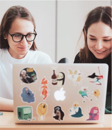 Девушки за ноутбуком