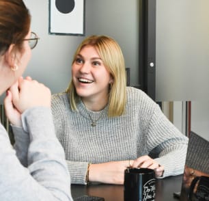 Девушки с ноутбуком