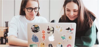 Девушки с ноутбуком