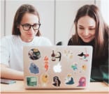 Девушки с ноутбуком