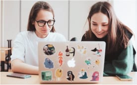 Девушки с ноутбуком